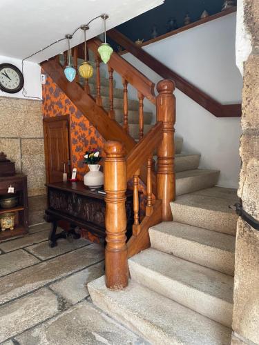 拉科鲁尼亚CASA DE PARDO的木楼梯,房子里,有桌子