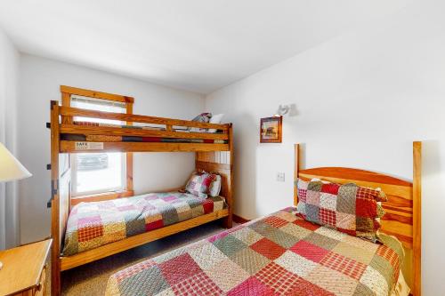 JayJay Peak Village Home 367A&B的一间卧室配有两张双层床和一张床