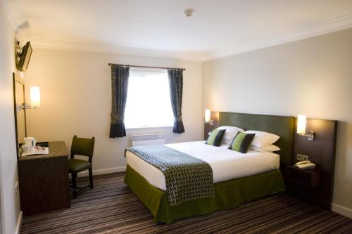 巴恩斯利Burntwood Court Hotel的酒店客房设有床和窗户。