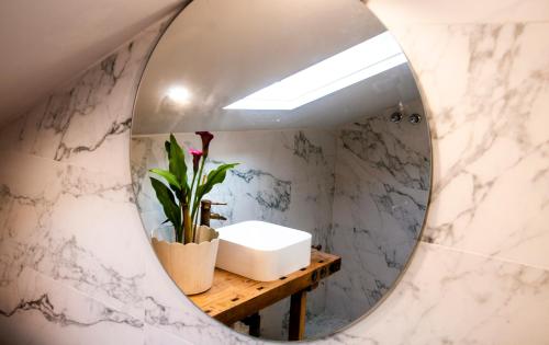 雷东德拉Casa D'Mina的一间带镜子和水槽的浴室