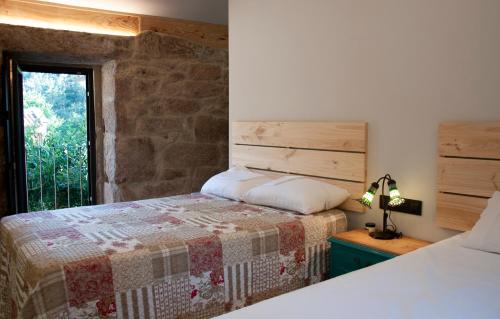 雷东德拉Casa D'Mina的一间卧室设有一张床和一个窗口