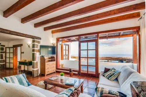 亚伊萨Villa Vista Mar的客厅配有白色沙发和大窗户