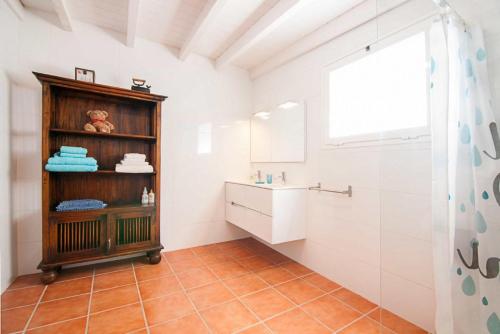 亚伊萨Villa Vista Mar的一间带水槽和淋浴的浴室