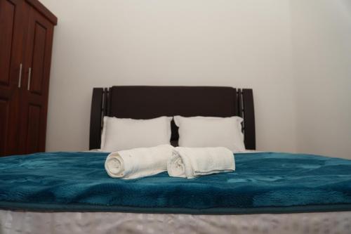 拜蒂克洛Nilo's Guest House的床上的两条毛巾