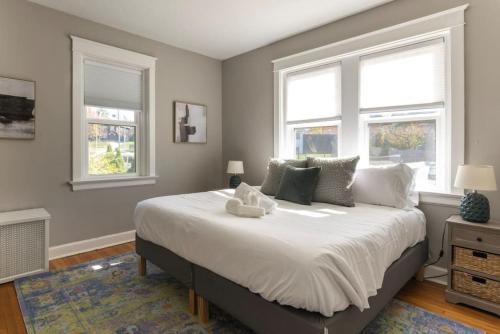 辛辛那提Hyde Park Comfort Near Rookwood的一间卧室设有一张大床和两个窗户
