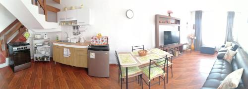特鲁希略SAN PAOLY.的厨房以及带桌椅的起居室。
