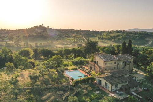 圣吉米纳诺Agriturismo I Pini的享有带游泳池的房屋的空中景致