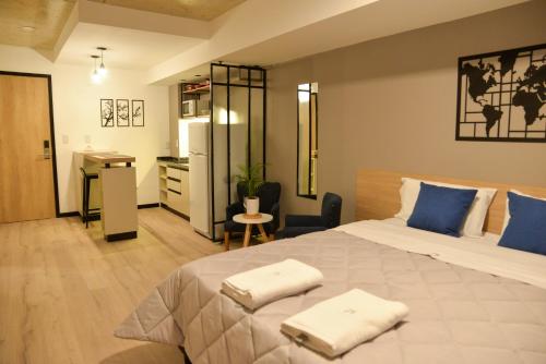 萨尔塔Distrito A FMA-Coliving的一间卧室配有一张大床和两条毛巾