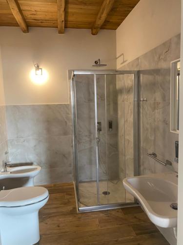 贝尔切托Agriturismo Il Mulino della Rocca的带淋浴、卫生间和盥洗盆的浴室