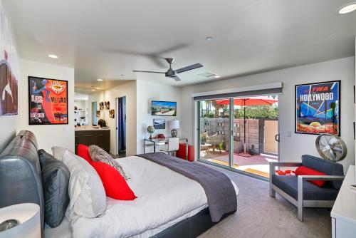 棕榈泉Stunning Palm Springs 2 Bedroom Condo的一间卧室配有一张带红色枕头的大床