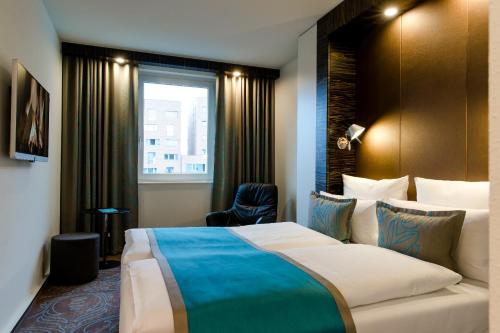 柏林文柏林贝勒福汽车旅馆的一间设有大床和窗户的酒店客房