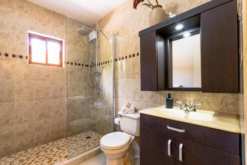 奥拉涅斯塔德Felicidad 30的浴室配有卫生间、盥洗盆和淋浴。
