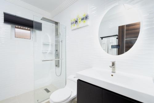 奥拉涅斯塔德Solito 52的一间带卫生间、水槽和镜子的浴室