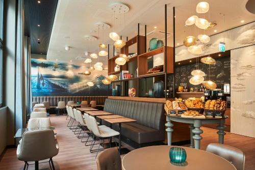 苏黎世苏黎世一号酒店的餐厅设有桌椅和吊灯。