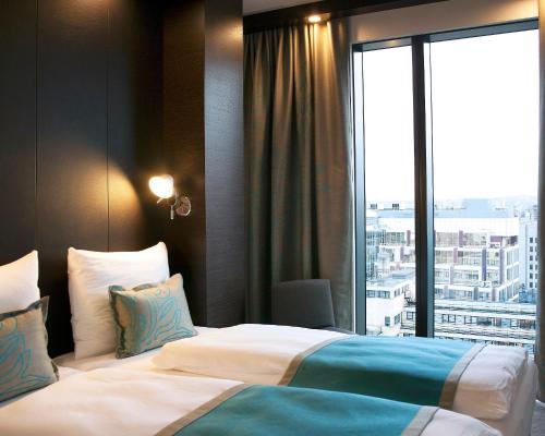伦敦伦敦塔山一号汽车旅馆的酒店客房设有一张床和一个大窗户