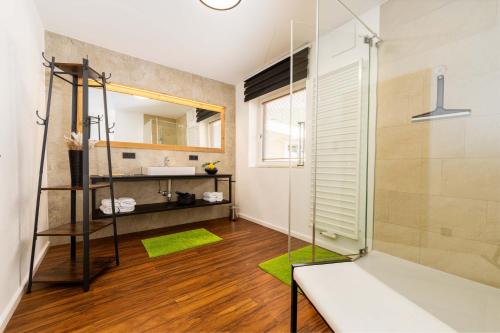 皮森多夫埃姆太斯齐尔利恩公寓的带淋浴和盥洗盆的浴室