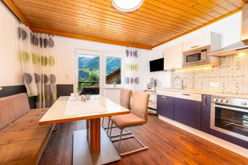 皮森多夫埃姆太斯齐尔利恩公寓的一间厨房和带木制天花板的用餐室