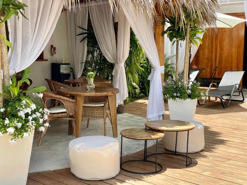 拉斯特拉纳斯Leeloo Boutique Hotel的一个带桌椅和植物的庭院