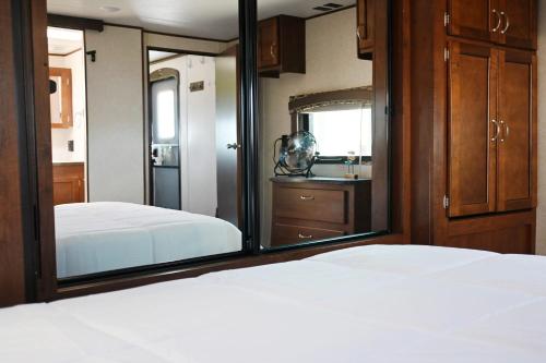 Bolivar PeninsulaBay View Glamping的一间卧室配有两张床和镜子