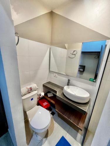 巴兰基亚Hostal Lumar的浴室配有白色卫生间和盥洗盆。