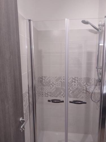 JerzuDa Riccardo的浴室里设有玻璃门淋浴