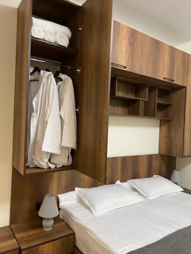 第比利斯Tbilisi cozy apartment的一间卧室配有一张床和一个衣柜