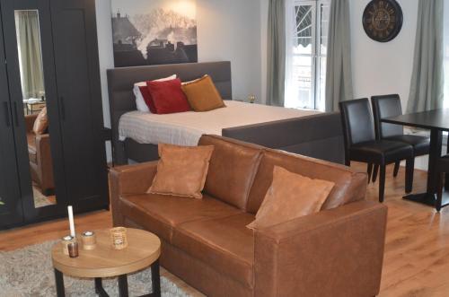 BurenHotel Buren的客厅配有沙发和1张床