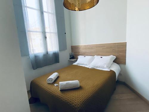 波尔多Mieuxqualhotel jacuzzi privatif Le carré的一间卧室配有一张床,上面有两条毛巾