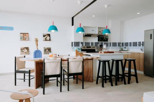 圣萨尔瓦多¡Sivar Sound! Music Design!的厨房配有桌子和蓝色的灯光