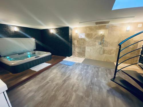 波尔多Mieuxqualhotel jacuzzi privatif Le carré的带浴缸、水槽和淋浴的浴室