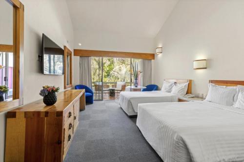 伊斯塔潘德拉萨尔兰乔圣迭戈格兰Spa度假酒店的酒店客房设有两张床和电视。