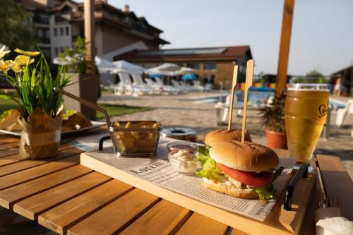巴尼亚Thermal Hotel Seven Seasons的木桌上的三明治和饮料