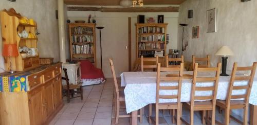 La Maison Jaune de Quirbajou的厨房以及带桌椅的用餐室。