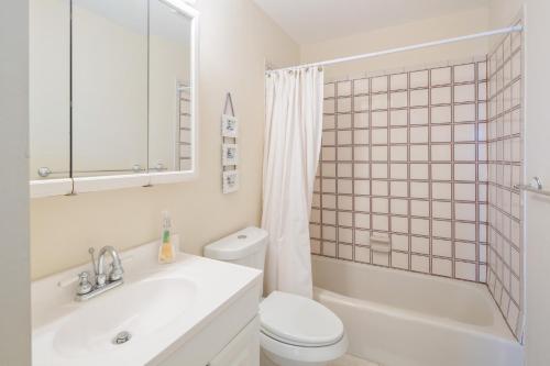 鸭礁岛Lobster Lodge and Manatee Manor的白色的浴室设有卫生间和水槽。