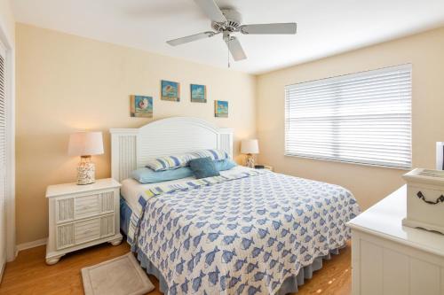 鸭礁岛Lobster Lodge and Manatee Manor的一间卧室配有一张床和吊扇