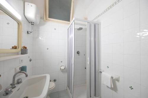 伊斯基亚Villa Diana - Beach & Rooms的带淋浴和盥洗盆的白色浴室