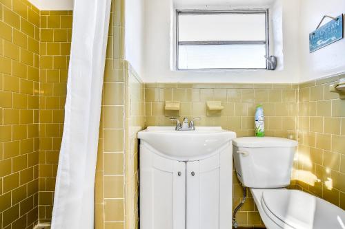 Conch KeyFisherman's Retreat的一间带水槽和卫生间的浴室以及窗户。