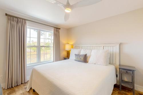 德斯坦Summer Lake Townhomes 17的卧室配有白色的床和窗户。
