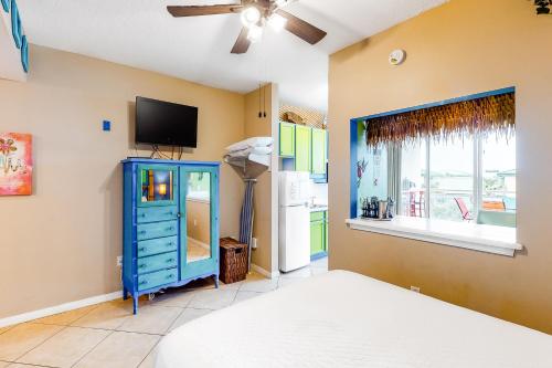 沃尔顿堡滩Destin West Resort - Gulfside V305的一间卧室配有蓝色梳妆台和电视