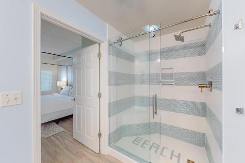 沃尔顿堡滩Pelican Isle 606的带淋浴的浴室和玻璃门