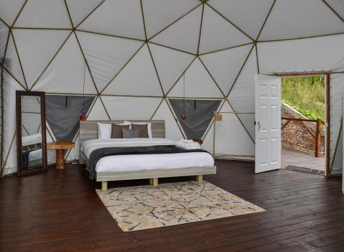 瓜塔维塔Golden Glamping的圆顶帐篷内一间卧室(带两张床)