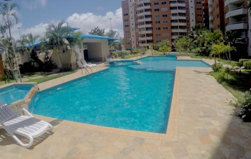 PampatarLo mejor de isla Margarita的一个带椅子和门廊的大型游泳池