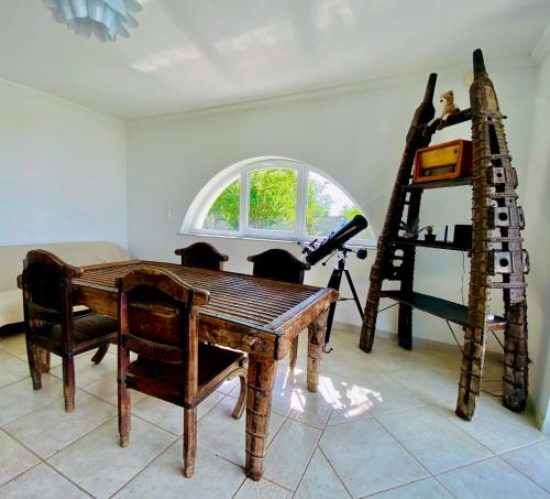 希欧福克Dharma Horse Shelter Bungalows & Farmping的一间设有书桌、梯子和窗户的房间