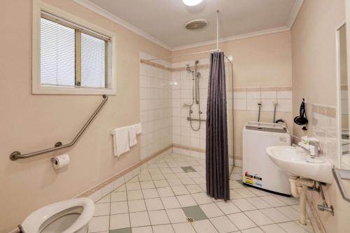 布罗肯希尔布罗肯希尔克里斯特尔康福特茵酒店的一间带卫生间和水槽的浴室