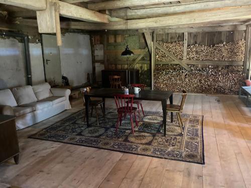 魏勒-锡默贝格Allgäu Cottage的客厅配有桌椅和沙发