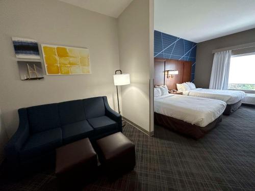 Jackson杰克逊开普吉拉多康福特套房酒店的酒店客房,设有两张床和一张沙发
