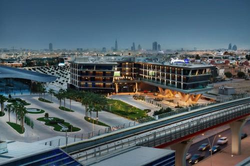 利雅德Radisson Blu Hotel Riyadh Convention and Exhibition Center的享有带建筑和桥梁的城市美景