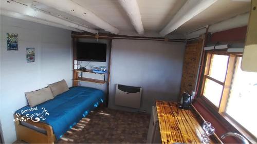乌斯帕亚塔EL ARRABAL的小房间设有蓝色的床和一张桌子
