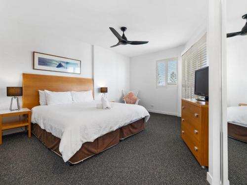 金斯克里福RESORT ON THE BEACH 2214/2215的一间卧室配有一张床和一台平面电视
