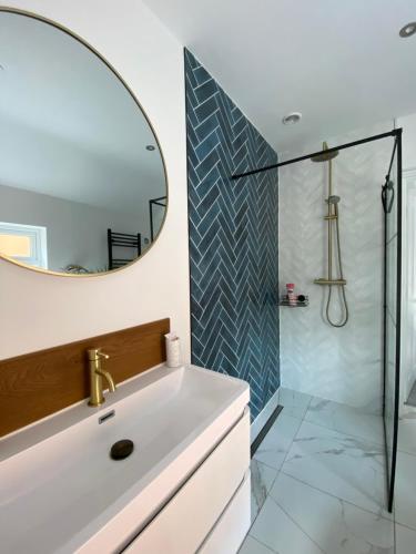 格兰瑟姆Luxury Spacious Renovated Townhouse的一间带水槽和镜子的浴室